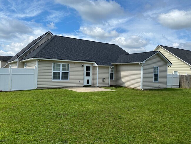 Building Photo - Great Home!  Great Location