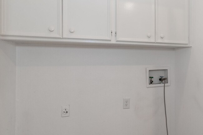 Building Photo - Beautiful townhome in a prime location nea...
