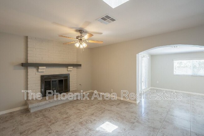 Building Photo - 522 E Balboa Dr