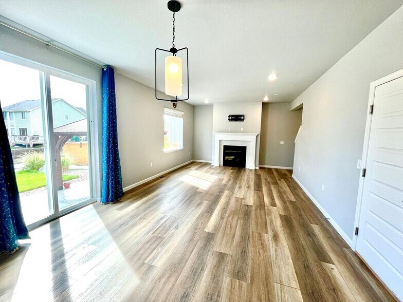 Building Photo - 10848 Hayloft St
