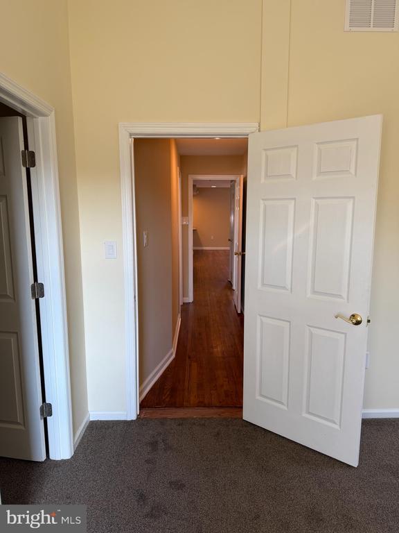 Building Photo - 15 W Floral Ave