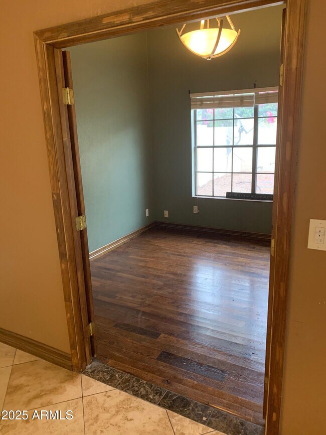 Building Photo - 435 E Larkspur Ln
