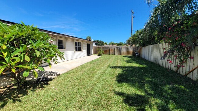 Building Photo - Beautiful Corner Lot Rental-Large 4 Bedroo...