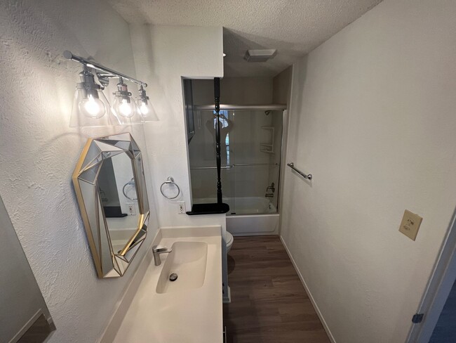 Building Photo - Single Family Home *LEASING SPECIAL AVAILA...