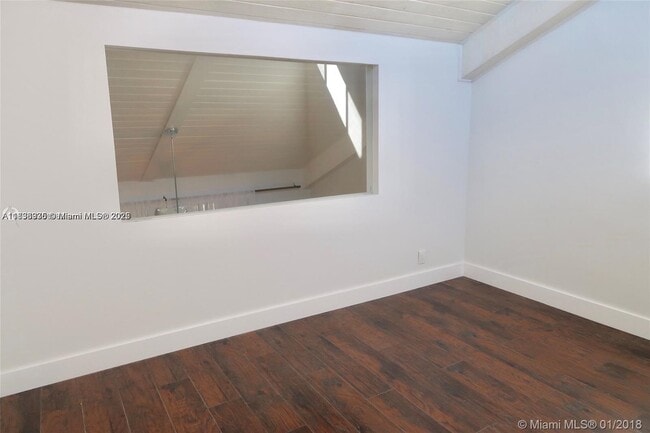 Building Photo - 589 N University Dr