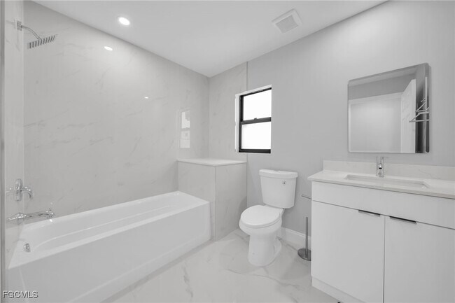 Building Photo - 2913 NW 9th Terrace