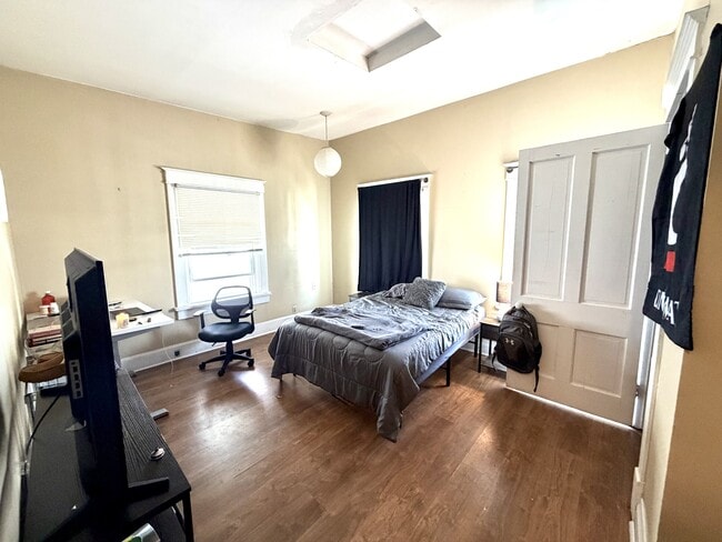 Building Photo - 2242 Victor St