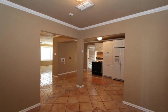 Building Photo - Centrally Located 2/1!