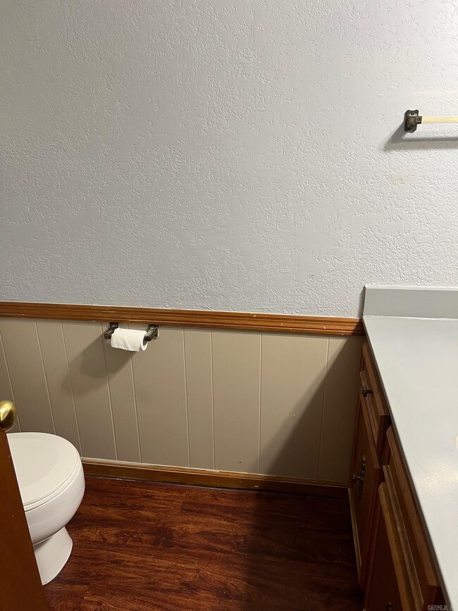 Building Photo - 213 Oak Ln