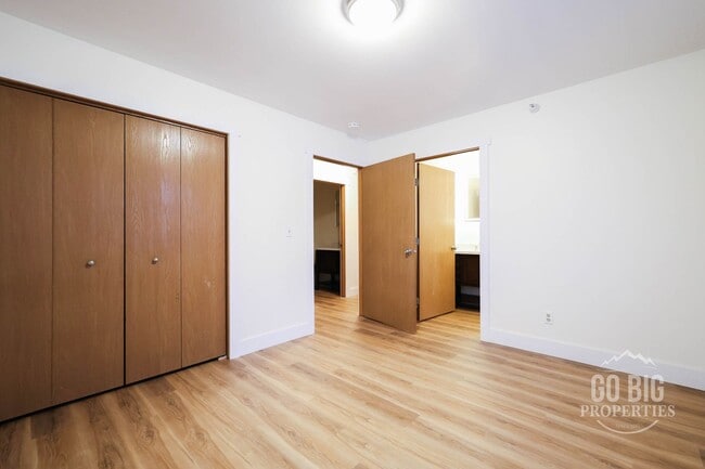 Building Photo - Fully Renovated Condo