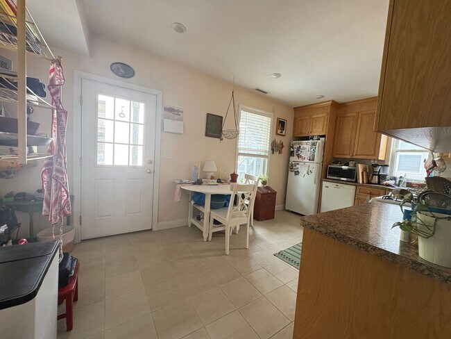 Building Photo - 2BR 1Bth unit. Water included. Great location!