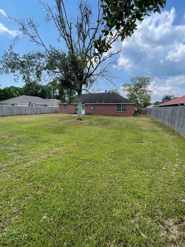 Building Photo - 3 BD 2 BA home in the Ocean Springs School...