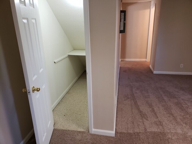 Building Photo - Large Home on Dead End street