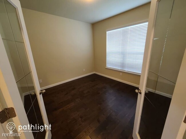 Building Photo - 5 br, 3.5 bath House - 4544 Meadow Green UNIT