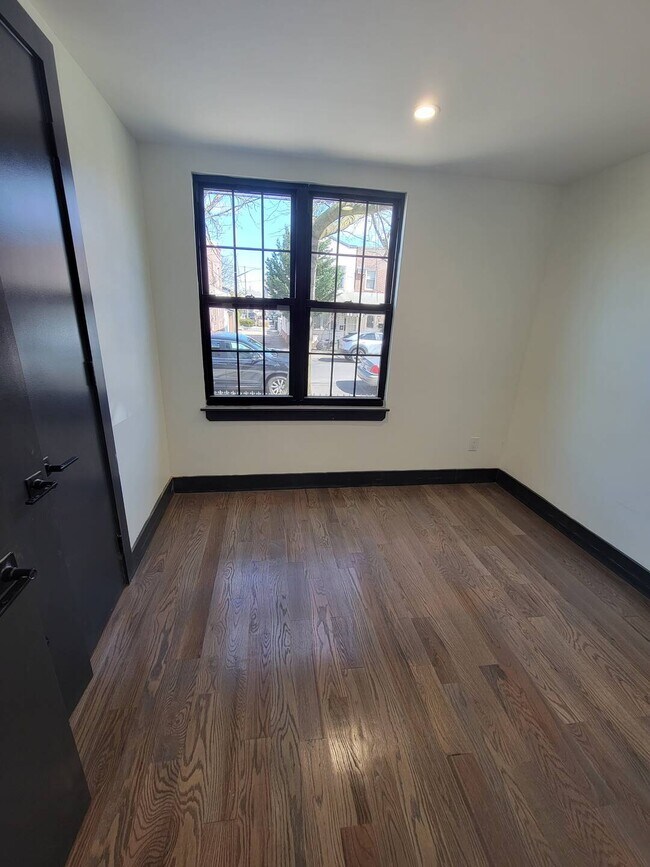 Building Photo - 2736 E 21st St