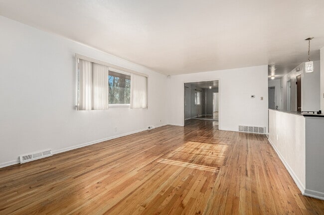 Building Photo - Great 3 Bed 3 Bath Hilltop Home for rent.