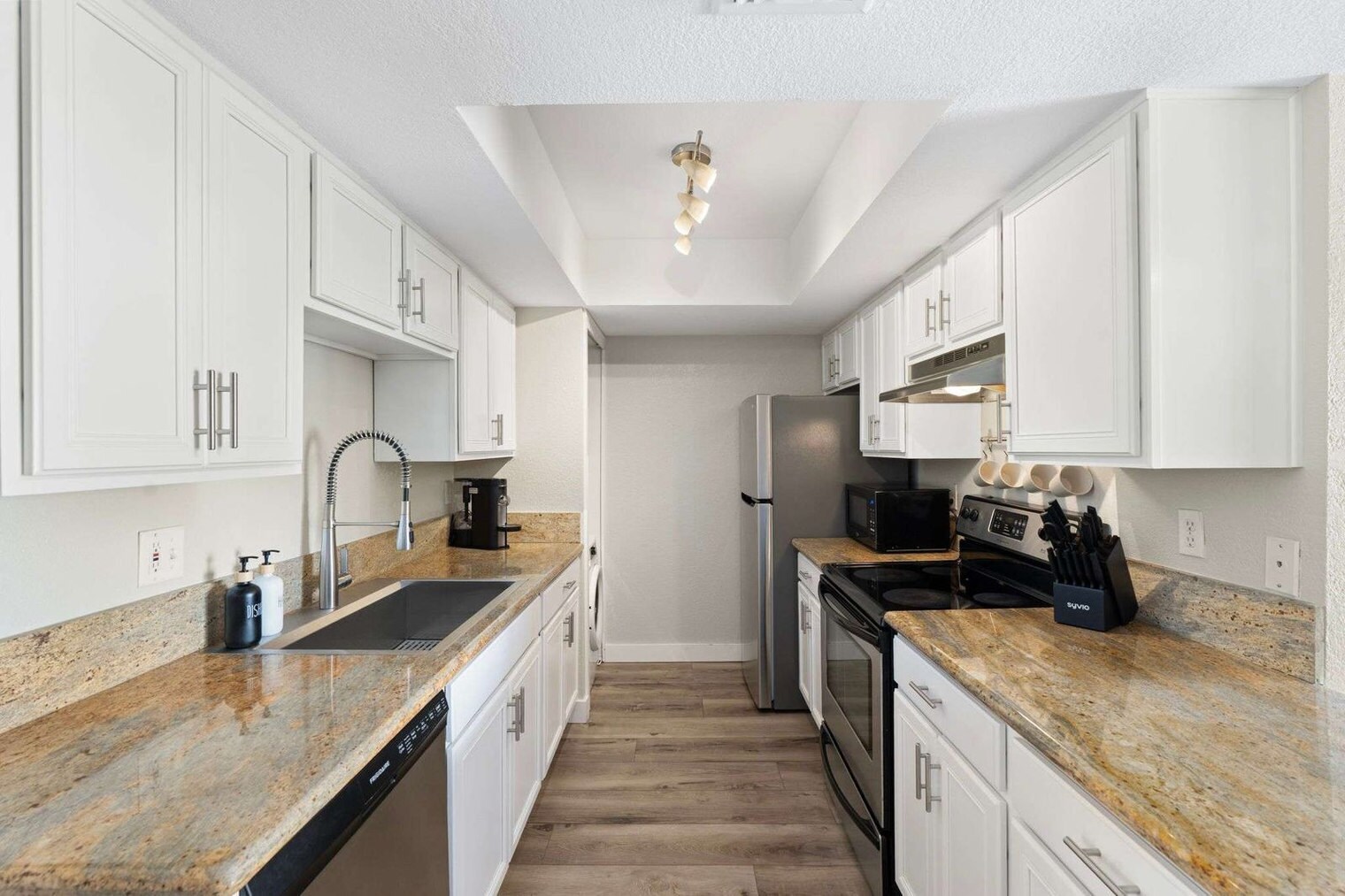 Building Photo - 740 W Elm St