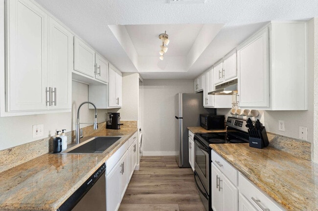 Building Photo - 740 W Elm St