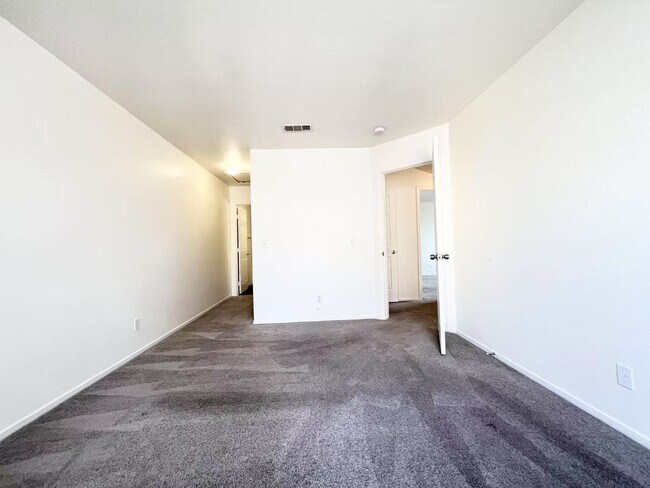 Building Photo - Spacious Townhome in Desirable Green Valle...