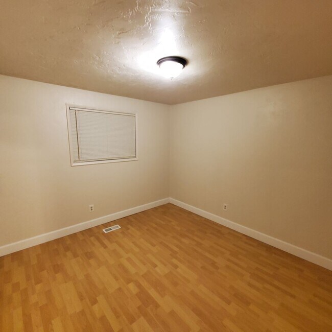 Building Photo - 30th Place Duplex