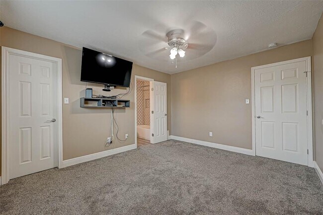 Building Photo - 502 Birdsong Dr