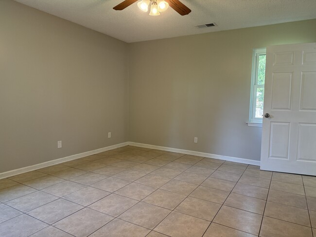 Building Photo - 122 Longleaf Cir
