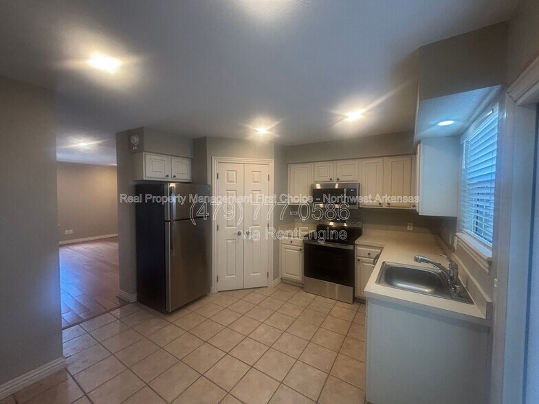 Building Photo - 1376 Oakland Ave