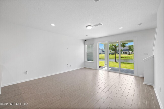 Building Photo - 180 Brandon Lks Dr