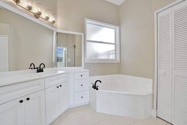 Building Photo - 16658 La Mesa Dr