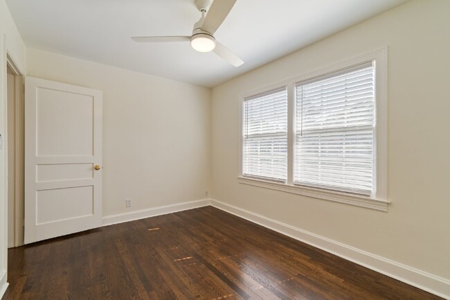 Building Photo - Freshly renovated duplex near Charlotte Av...