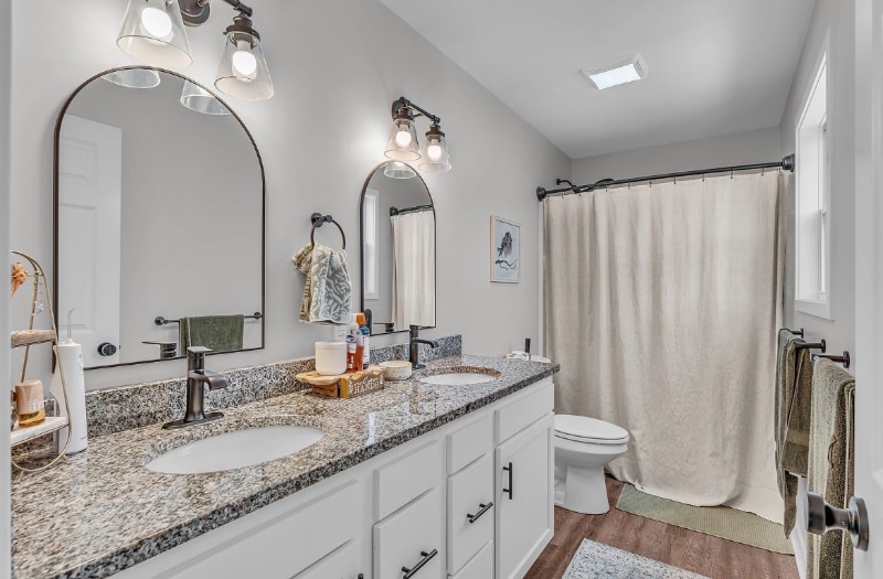 Building Photo - 916 SW Warren Ave