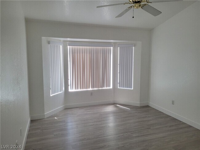 Building Photo - 9605 Sundial Dr