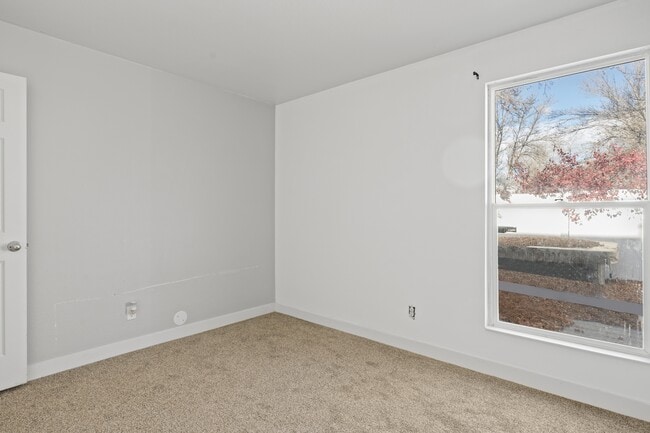 Building Photo - 60 Millpond Dr