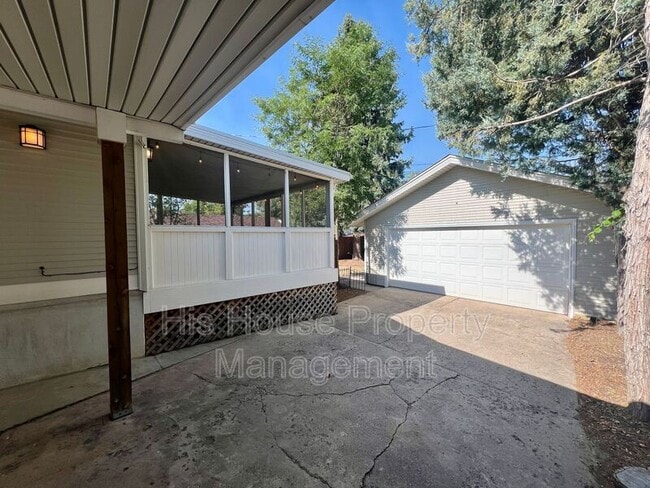 Building Photo - 1405 16th Ave