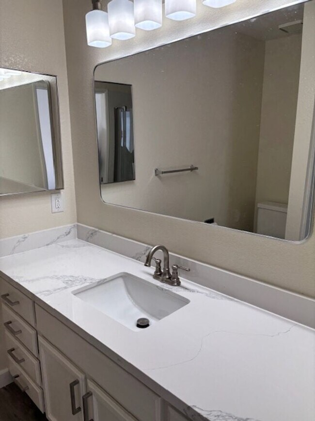 Building Photo - Lovely Pleasanton Townhouse