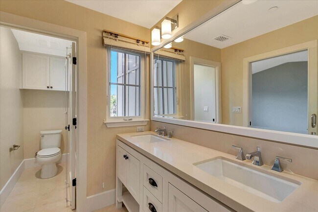 Building Photo - Beautiful Tri-Level 4 bedroom, 3.5 Bathroom, 2,150 SqFt Home in Downtown Campbell!
