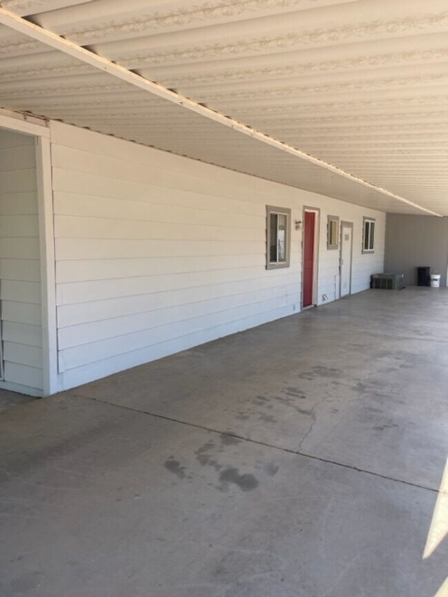 Building Photo - 2675 Sunset Dr