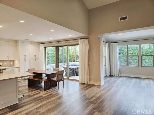 Building Photo - 117 Parakeet