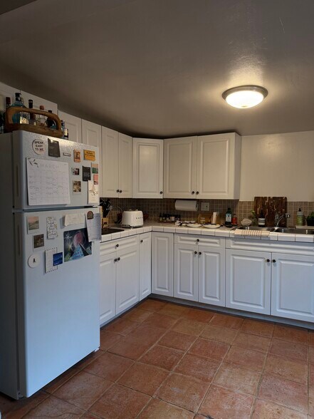 Kitchen - 922 Milwood Ave