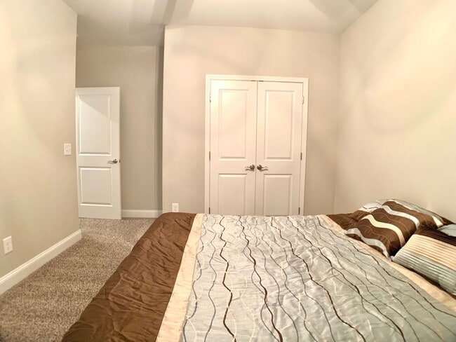 Building Photo - 585 Dexter Dr