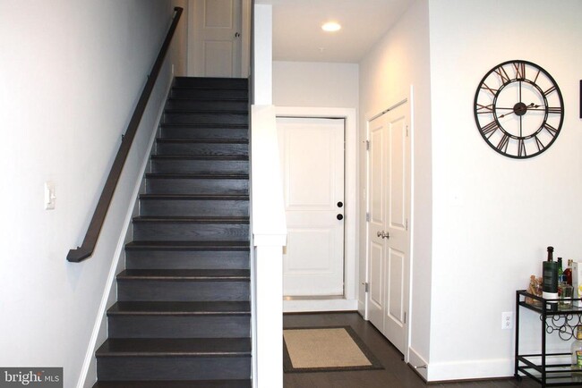 Building Photo - 5040 Oakmoore Dr