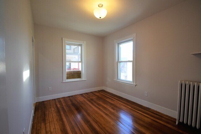 Building Photo - 755 Saratoga St