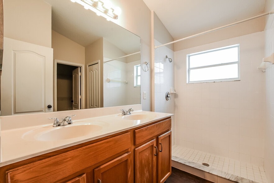 Building Photo - 92 Pine Forest Pl