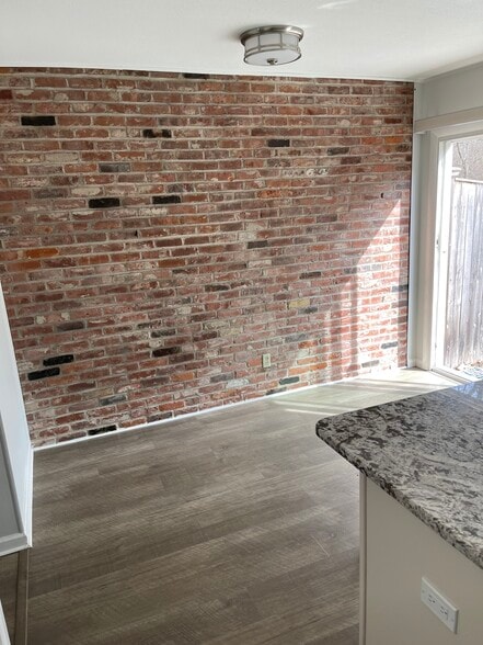 Building Photo - 152 Jamestown Dr