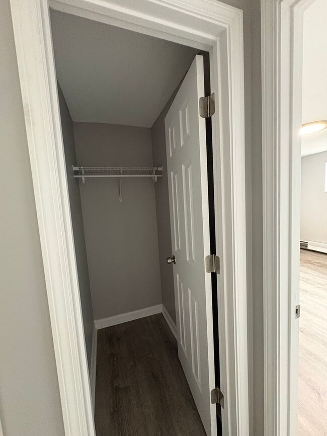 Building Photo - Completely remodeled 2 Bedroom Apartment in Bellevue with private Balcony!