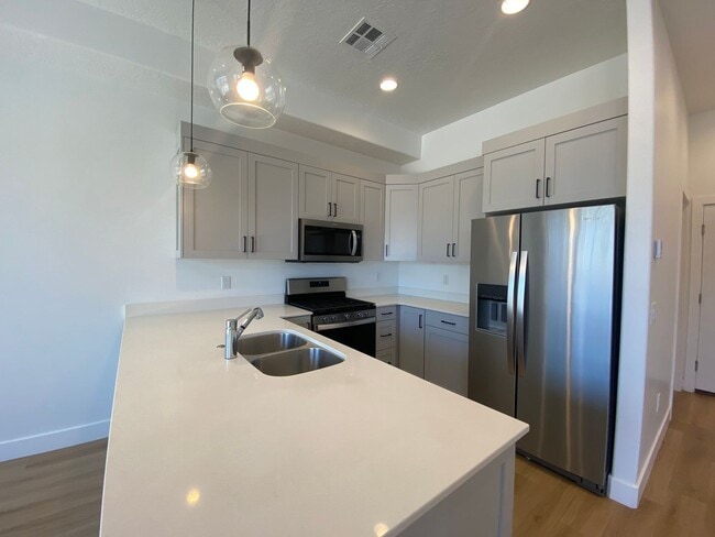 Building Photo - SPACIOUS TOWNHOME AVAILABLE FOR RENT