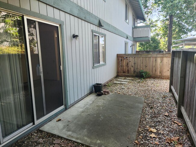 Building Photo - 828 Carlita Cir
