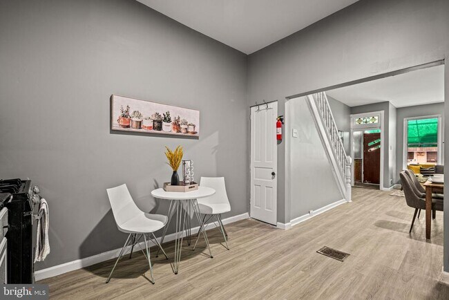 Building Photo - 2427 N Hollywood St