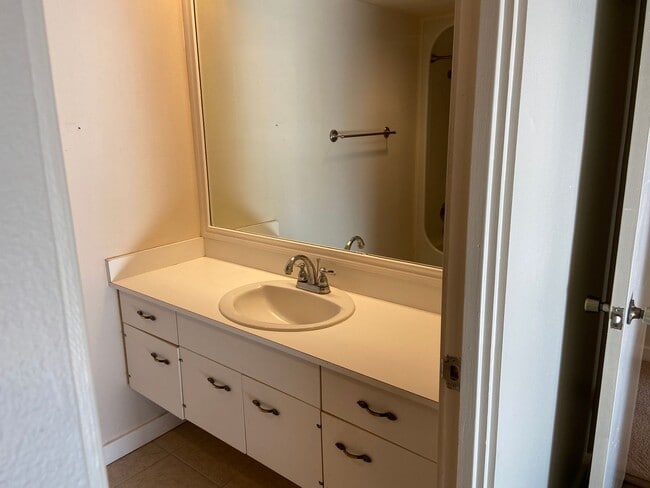 Building Photo - Spacious Riverhill Townhome