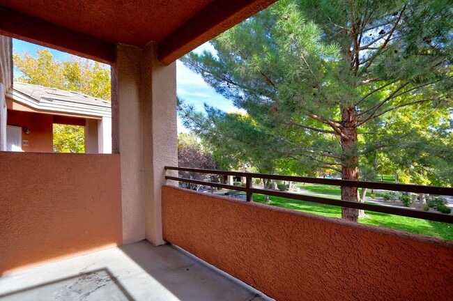Building Photo - FANTASTIC HIGHLY UPGRADED UNIT FACING THE PARK AND POOL.